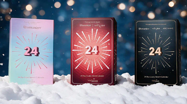Drei Adventskalender stehen in einer verschneiten Winterlandschaft.