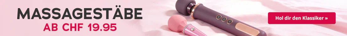 Zwei Massagestäbe in Pink und Schwarz liegen auf rosa Bettwäsche. Text: „MASSAGESTÄBE ab CHF 19.95“, roter Button: „Hol dir den Klassiker“.