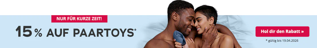 Ein lachendes Paar liegt eng umschlungen auf einem Bett mit hellblauer Bettwäsche. Beide sind oberkörperfrei. Die Frau hält einen dunkelblauen Masturbator in der Hand. Links daneben steht in grosser schwarzer Schrift: „15 % auf Paartoys*“. Darunter kleiner Text: „* gültig bis 19.04.2026“.