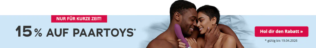 Ein lachendes Paar liegt eng umschlungen auf einem Bett mit hellblauer Bettwäsche. Beide sind oberkörperfrei. Die Frau hält einen lilafarbenen Vibrator in der Hand. Links daneben steht in grosser schwarzer Schrift: „15 % auf Paartoys*“. Darunter kleiner Text: „* gültig bis 19.04.2026“.