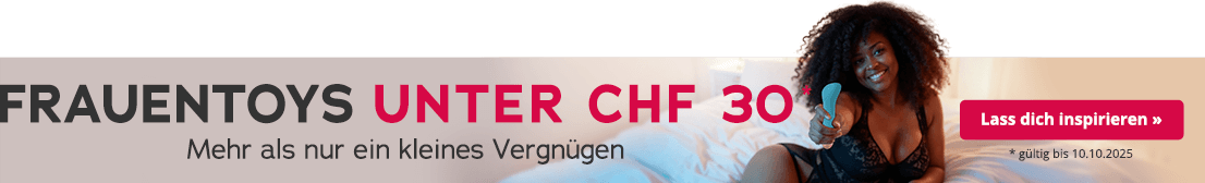 Auf dem Bild liegt eine Frau mit einem schwarzen Spitzen Body auf einem Bett und lächelt. Sie hält ein Toy in der Hand. Grossflächig steht in schwarzer und roter Schrift „Frauentoys unter CHF 30“. Darunter steht in kleiner, schwarzer Schrift "Mehr als nur ein kleines Vergnügen - gültig bis 10.10.2025“.