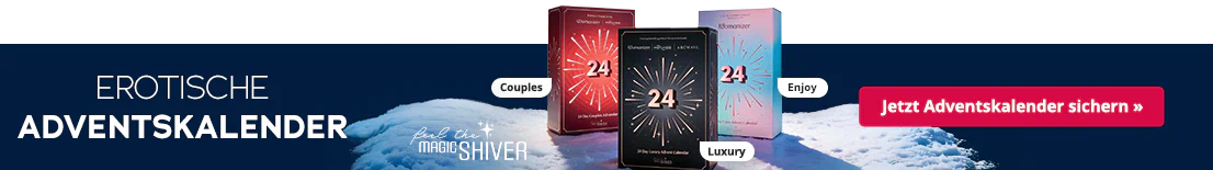 Drei Adventskalender in verschiedenen Farben stehen auf verschneitem Untergrund. Der Hintergrund ist dunkelblau und grossflächig steht der Text "Erotische Adventskalender".
