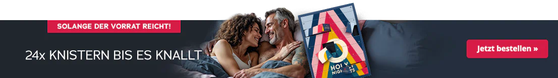 Das Bild zeigt eine Werbeanzeige, wo ein Mann oberkörperfrei mit einer Frau, die ein weisses Top trägt, Arm in Arm in einem Bett liegt. Beide lächeln sich an. Oberhalb steht auf rotem Hintergrund "Solange der Vorrat reicht!" Darunter steht auf dunklem Hintergrund in weisser Schrift "24x knistern bis es knallt". Daneben ist der Adventskalender im bunten Design mit der Aufschrift „HOLY NIGHTS“ abgebildet.