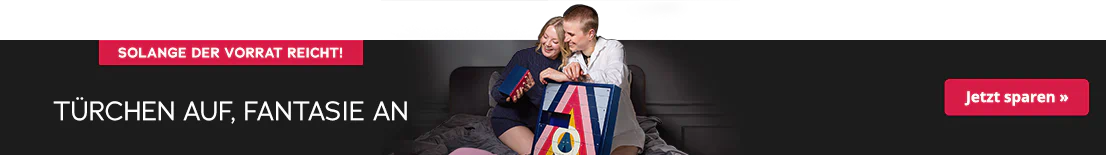 Das Bild zeigt eine Werbeanzeige, bei der zwei Frauen auf einem Bett knien und sich gemeinsam ein Türchen aus dem Adventskalender ansehen. Dieser ist im bunten Design und hat die Aufschrift „HOLY NIGHTS“. Daneben steht in weisser Schrift: „Türchen auf, Fantasie an“. Am oberen Rand ist ein rotfarbener Button mit dem Hinweis „Solange der Vorrat reicht“.