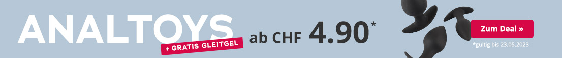 Das Bild zeigt einen hellblauen Hintergrund mit der weissen Aufschrift „ANALTOYS“ und in schwarzer Schrift „ab CHF 4.90“. Darüber liegt ein roter Schriftbalken mit der Aufschrift „+ GRATIS GLEITGEL“. Im Hintergrund sind jeweils schwarze Analspielzeuge teilweise sichtbar.