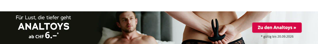 Nackte Frau mit blond-braunen Haaren. Frau hält ein Analtoy mit beiden Händen hinter ihrem Rücken. Vor ihr liegt ein Mann auf dem Bett. Großflächig steht "Für Lust, die tiefer geht - Analtoys ab CHF 6.-" und Button "Zu den Analtoys »".
