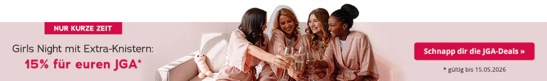 Mehrere Frauen in rosafarbenen Satin-Morgenmänteln sitzen lachend auf einem beigefarbenen Sofa und stossen mit Sektgläsern an. Grossflächig steht der Text „Girls Night mit Extra-Knistern: 15% für euren JGA - gültig bis 15.05.2026."