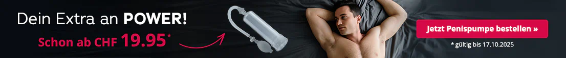 Das Bild zeigt eine Werbeanzeige mit einem Mann, der oberkörperfrei auf einem Bett mit dunkler Bettwäsche liegt. Grossflächig steht in weisser und roter Schrift "Dein Extra an Power! Schon ab CHF 19.95, *gültig bis 17.10.2025". Daneben ist eine Penispumpe abgebildet.