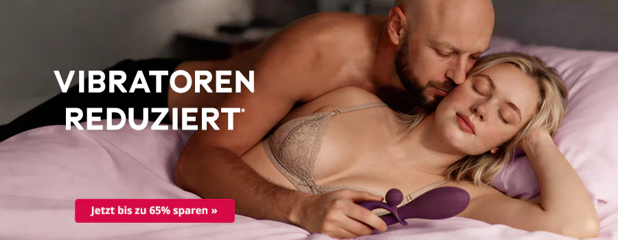 Ein Mann mit Bart liegt oberkörperfrei hinter einer Frau im Spitzen-BH in einem Bett mit rosa Decke. Die Frau hält einen lilafarbenen Vibrator in der Hand. In der Mitte steht ein weisser Text: „Vibratoren reduziert“. Darunter ein roter Button mit weisser Schrift: „Jetzt bis zu 63% sparen»“.