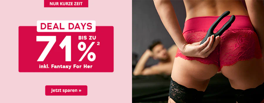 Zweigeteiltes Werbemittel. Auf der einen Seite ist ein rosa Hintergrund. Oben ist ein rot hinterlegtes Verknappungselement mit der Aufschrift „Nur kurze Zeit“. Mittig vor dem rosa Hintergrund ist ein rotes Rechteck mit abgerundeten Ecken, darauf steht grossflächig in weisser Schrift: Bis zu 71% inkl. Womanizer. Oben drüber ist ein weiss hinterlegter Button mit großer roter Aufschrift: „DEAL DAYS“. Auf der anderen Seite des Werbemittels ist ein Bild. Das Bild zeigt eine Frau von hinten. Zu sehen ist ihr Rücken, der Hintern und die obere Hälfte der Oberschenkel. Sie trägt einen roten Spitzenslip und schwarze halterlose Strümpfe mit Spitzenrand. In ihrer Hand hält sie ein schwarzes Toy hinter ihrem Hintern. Im Hintergrund des Bildes ist ein Mann zu sehen, welcher auf einem Sofa liegt. Er ist oberkörperfrei und schaut in die Richtung der Frau. Am unteren Rand des Werbemittels ist ein rot hinterlegter Call-to-Action-Button mit der Aufschrift „Jetzt sparen »“.