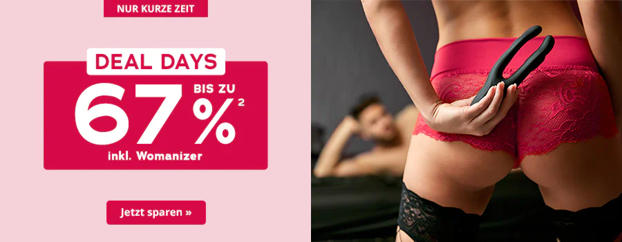 Zweigeteiltes Werbemittel. Auf der einen Seite ist ein rosa Hintergrund. Oben ist ein rot hinterlegtes Verknappungselement mit der Aufschrift „Nur kurze Zeit“. Mittig vor dem rosa Hintergrund ist ein rotes Rechteck mit abgerundeten Ecken, darauf steht grossflächig in weisser Schrift: Bis zu 67% inkl. Womanizer. Oben drüber ist ein weiss hinterlegter Button mit großer roter Aufschrift: „DEAL DAYS“. Auf der anderen Seite des Werbemittels ist ein Bild. Das Bild zeigt eine Frau von hinten. Zu sehen ist ihr Rücken, der Hintern und die obere Hälfte der Oberschenkel. Sie trägt einen roten Spitzenslip und schwarze halterlose Strümpfe mit Spitzenrand. In ihrer Hand hält sie ein schwarzes Toy hinter ihrem Hintern. Im Hintergrund des Bildes ist ein Mann zu sehen, welcher auf einem Sofa liegt. Er ist oberkörperfrei und schaut in die Richtung der Frau. Am unteren Rand des Werbemittels ist ein rot hinterlegter Call-to-Action-Button mit der Aufschrift „Jetzt sparen »“.