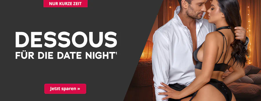 Das Bild zeigt eine Werbeanzeige. Grossflächig steht auf dunklem Hintergrund in weißer Schrift: „Nur kurze Zeit – Dessous für die Date Night“. Darunter befindet sich ein rotfarbener Button mit der Aufschrift „Jetzt sparen“. Im Bild ist ein Paar zu sehen: Ein Mann in weissem Hemd und eine Frau in schwarzen Dessous, die eng an ihn gelehnt steht. Der Hintergrund ist warm beleuchtet mit Lichterketten und Vorhängen.