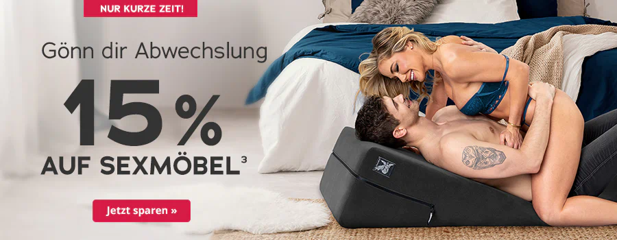 Werbeanzeige mit dem Text: ‚Nur kurze Zeit! Gönn dir Abwechslung – 15 % auf Sexmöbel³‘. Unten links ein roter Button mit der Aufschrift ‚Jetzt sparen »‘. Rechts im Bild liegt ein Paar in Unterwäsche auf einem schwarzen Keilkissen vor einem Bett, die Frau sitzt rittlings auf dem Mann, beide lächeln sich an und berühren sich.