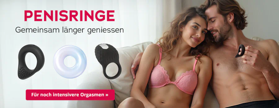 Drei Penisringe in Schwarz, Transparent und Schwarz mit weissem Akzent vor einem Paar, das entspannt auf einem Bett liegt. Text: 'Penisringe – Gemeinsam länger geniessen'. CTA: 'Für noch intensivere Orgasmen'