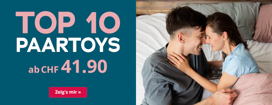 Ein Bild, das auf der linken Seite blau ist. In Rosa und Weisser Schrift steht „Top 10 Paartoys ab CHF 41.90". Darunter ist ein roter Knopf mit „Zeigs Mir". Auf der rechten Hälfte ist ein Foto von einem Pärchen, welches gemeinsam im Bett liegt und kuschelt.