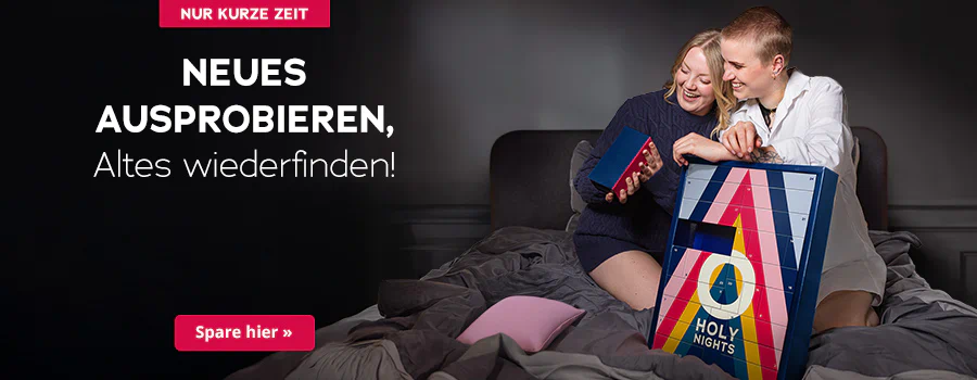 Das Bild zeigt eine Werbeanzeige. Zwei Frauen knien im Bett und schauen sich gemeinsam ein Türchen aus dem Adventskalender an. Dieser ist im bunten Design und hat die Aufschrift „HOLY NIGHTS“. Darüber steht in weisser Schrift: „Neues ausprobieren, altes wiederfinden“. Am oberen Rand ist ein rotfarbener Button mit dem Hinweis „Nur kurze Zeit“. Unterhalb ist ebenfalls ein rotfarbener Button mit der Aufschrift „Spare hier »“.