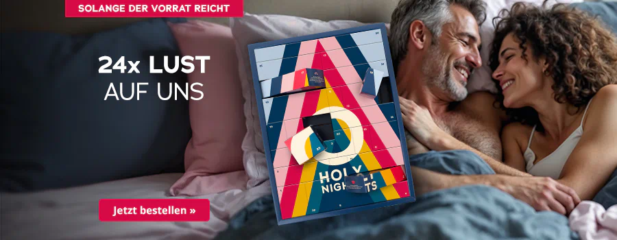 Das Bild zeigt eine Werbeanzeige. Ein Mann, der oberkörperfrei ist, liegt Arm in Arm mit einer Frau, die ein weisses Top trägt. Die beiden schauen sich an und lächeln. Plakativ ist der Adventskalender mit buntem Design und der Aufschrift „HOLY NIGHTS“ abgebildet. In weisser Schrift steht „24x Lust auf uns!“. Am oberen Rand ist ein rotfarbener Button mit dem Hinweis „Solange der Vorrat reicht“. Unterhalb ist ebenfalls ein rotfarbener Button mit der Aufschrift „Jetzt bestellen»“.
