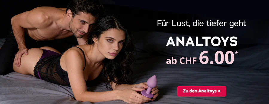 Eine Frau liegt mit dem Bauch auf einem Bett und hält einen Analplug in der Hand. Über ihr liegt ein Mann, der sie anschaut. Der Mann ist Oberkörperfrei und die Frau trägt einen schwarzen Spitzenbody. Grossflächig steht der Text "Für Lust, die tiefer geht - Analtoys ab CHF 6.-". Am unteren Rand befindet sich ein roter Button mit der Aufschrift "Zu den Analtoys".