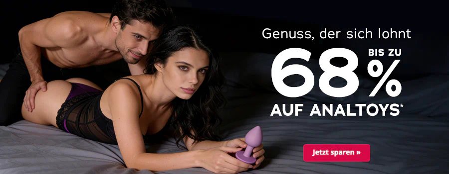 Eine Frau liegt mit dem Bauch auf einem Bett und hält einen Analplug in der Hand. Über ihr liegt ein Mann, der sie anschaut. Der Mann ist Oberkörperfrei und die Frau trägt einen schwarzen Spitzenbody. Grossflächig steht der Text "Genuss, der sich lohnt - Bis zu 68% auf Analtoys". Am unteren Rand befindet sich ein roter Button mit der Aufschrift "Jetzt sparen".