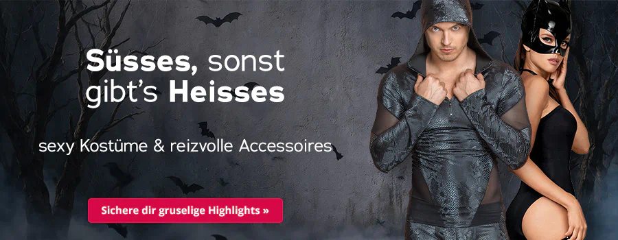 Eine Frau im schwarzen Body mit Kopfmaske im Katzen Look, steht seitlich vor einem grauen Hintergrund mit Ästen und schwarzen Fledermäusen. Der Text lautet „Süsses, sonst gibt’s Heisses“, „sexy Kostüme & reizvolle Accessoires“ sowie „Sichere dir gruselige Highlights“.