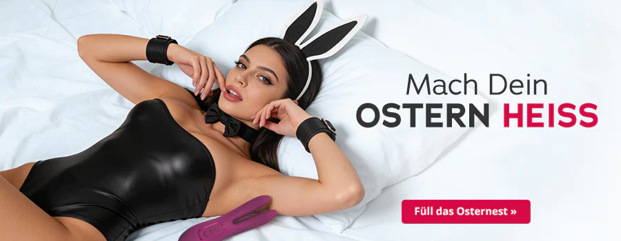 Eine Frau liegt auf einem rosa Bett und schaut verführerisch in die Kamera. Sie trägt ein schwarzen, glänzenden Body, dazu schwarze Hasenohren, eine schwarze Fliege und passende Leder-Handmanschetten. Neben ihr liegt ein lilafarbenes Sexspielzeug in Hasenohrenform. Über ihr steht in grosser Schrift der Text „Mach Dein OSTERN HEISS“, unten befindet sich ein roter Button mit der Aufschrift „Füll das Osternest“