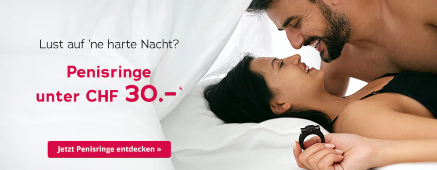 Ein Mann und eine Frau liegen gemeinsam im Bett und lächeln sich an. Der Mann ist oberkörperfrei und die Frau trägt ein schwarzes Top. Die Frau hält einen schwarzen Penisring in der Hand. Grossflächig steht der Text: „Lust auf ’ne harte Nacht? Penisringe unter CHF 30". Unterhalb steht in einem roten Button der Text "Jetzt Penisringe entdecken“.