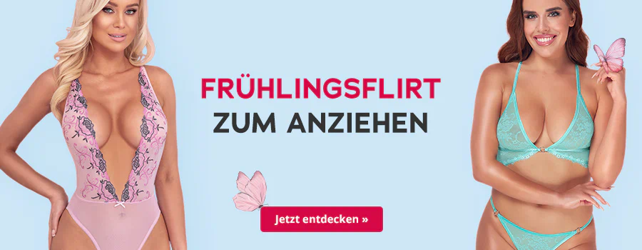 Eine Frau mit langen, rotbraunen Haaren trägt einen türkisfarbenen Spitzen-BH mit schmalen Trägern. Neben ihr fliegen zwei rosa Schmetterlinge. Oben steht der Text „FRÜHLINGSFLIRT ZUM ANZIEHEN“, unten ein roter Button mit „Jetzt entdecken“.