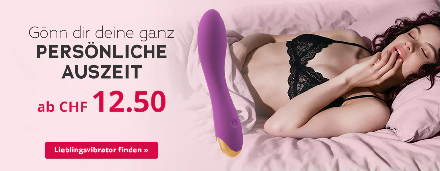 Eine Frau in schwarzer Spitzenunterwäsche liegt auf rosafarbener Bettwäsche. Eine Hand liegt unter der Bettdecke, Richtung ihrem Schritt und mit der anderen Hand berührt sie ihre Lippen. Neben ihr liegt ein lilafarbener Vibrator. Grossflächig steht der Text „Gönn dir deine ganz PERSÖNLICHE AUSZEIT“, „ab CHF 12.50€“ und rotem Button „Lieblingsvibrator finden »“.