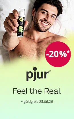 Ein lächelnder, oberkörperfreier Mann liegt auf weissem Hintergrund und hält eine pjur-Gel-Flasche in die Kamera. Ein roter Kreis zeigt „-20%“. Text: „pjur - Feel the Real.“ und „ gültig bis 25.06.26“.