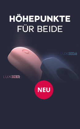Das Bild zeigt zwei Hände auf einem Bett. Eine Hand hält einen rosafarbenen Auflegevibrator mit Knopf, die andere einen blauen Penisring. Oben links im Bild befindet sich ein roter Kreis mit der weissen Aufschrift „NEU“. Rechts im Bild steht in weisser Schrift: „HÖHEPUNKTE FÜR BEIDE“. Unten im Bild befindet sich ein roter Button mit weissem Text: „Jetzt bestellen »“.