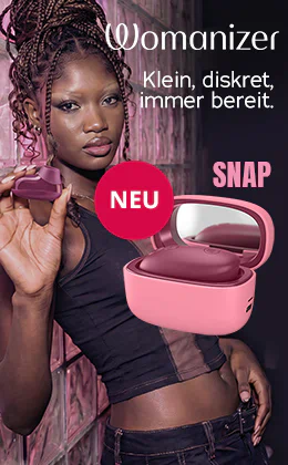 Eine Frau hält links einen rosafarbenen Womanizer SNAP, einen diskreten Stimulator für klitorale Stimulation, neben dem geöffneten rosafarbenen Ladeetui. Rechts stehen „Womanizer SNAP“ und „Klein, diskret, immer bereit.“; oben „NEU“, unten ein roter Button „Her damit »“.