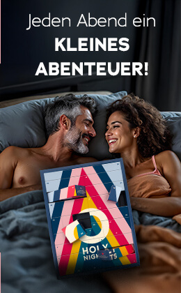 Das Bild zeigt eine Werbeanzeige. Ein Mann, der oberkörperfrei ist liegt Arm in Arm mit einer Frau, die ein helles Top trägt. Die beiden schuen sich an und lächeln. Plakativ ist der Adventskalender mit buntem Design und der Aufschrift „HOLY NIGHTS“ abgebildet. In weisser Schrift steht „Jeden Abend ein kleines Abenteuer!“.