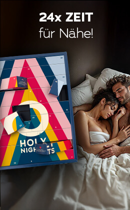 Das Bild zeigt eine Werbeanzeige. Ein Mann und eine Frau liegen beide Arm in Arm, mit geschlossenen Augen und oberkörperfrei im Bett. Plakativ ist der Adventskalender mit buntem Design und der Aufschrift „HOLY NIGHTS“ abgebildet. In weisser Schrift steht „24x Zeit für Nähe!“.