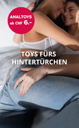 Zwei Frauen liegen aufeinander auf einem Bett und lächeln sich an. Eine der beiden legt ihre Hand auf den Po der anderen. Grossflächig steht "Toys fürs Hintertürchen". In einem roten Störer steht der Text "Analtoys ab CHF 6.00" und unterhalb ein roter Button mit der Aufschrift "Zu den Analtoys"