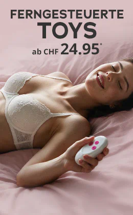 Ein lächelndes Paar liegt eng auf einem dunklen Bett; die Frau trägt schwarze Unterwäsche und der Mann hält eine weisse Fernbedienung. Text: „FERNGESTEUERTE TOYS“, „ab 24.95“, ein roter Button „Verbindet euch »“ und „ gültig bis 16.08.2026“.