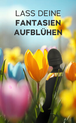 Das Werbemittel zeigt eine Frühlingslandschaft mit bunten Tulpen in Gelb, Orange, Blau und rosa vor einem verschwommenen Hintergrund. Darüber steht in schwarzer und fetter Schrift: „Lass deine Fantasien aufblühen“. Inmitten der Blumen ist ein schwarzer Massagestab mit goldenen Akzenten platziert, der aus den Blumen herausragt. Unten befindet sich ein rotes Feld mit der Aufschrift „Will ich »“.