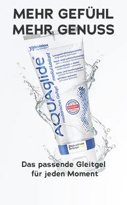 Aquaglide-Gleitgel-Verpackung vor spritzendem Wasser. Darüber steht „MEHR GEFÜHL MEHR GENUSS“, darunter „Das passende Gleitgel für jeden Moment“. Unten befindet sich ein roter Button mit der Aufschrift „Entdecke Joydivision »“.
