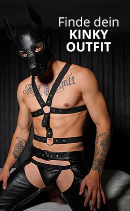 Ein muskulöser Mann mit schwarzer Leder-Maske und Harness kniet vor dunklem Hintergrund. Rechts steht „Finde dein KINKY OUTFIT“, unten ein roter Button mit „Jetzt entdecken »“.