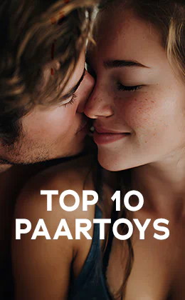 Ein Paar liegt eng beieinander, die Frau lächelt mit geschlossenen Augen, während der Mann sie sanft an der Wange küsst. Darüber steht in weisser Schrift „TOP 10 PAARTOYS“. Unten befindet sich ein roter Button mit der Aufschrift „Gemeinsam entdecken »“.