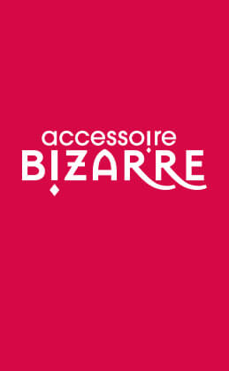Werbemittel mit einfarbig rotem Hintergrund. In großer weißer Schrift steht das Label: "accessoire BIZARRE".