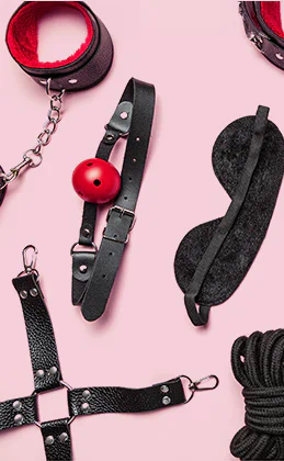 Das Werbemittel hat einen rosa Hintergrund auf dem einige Artikel in der Farbe schwarz/rot zum Fesseln abgebildet sind.