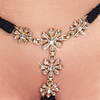 Ouvert-String mit Strass-Blüten
